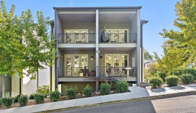 Luxurious, Pet-friendly Home in Amazing Location