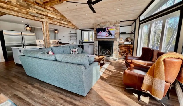 Luxurious pet friendly 4-bedroom cottage in Coe Hill with year round hot tub