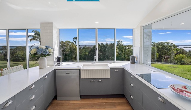 Luxurious pet friendly Cottage at River Heads, the gateway to Fraser Island