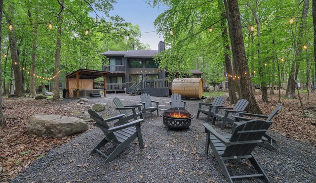 Luxurious Poconos Retreat~Hot Tub, Sauna, Games