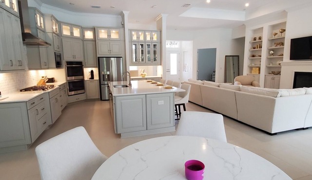 LUXURIOUS POOL AND SPA HOME n
