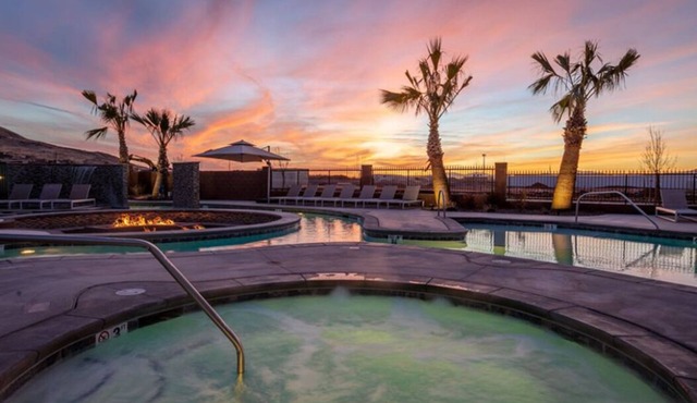 LUXURIOUS POOLSIDE VILLA *Sparkling Clean, Speedy Wireless, Resort Pool, ZION.