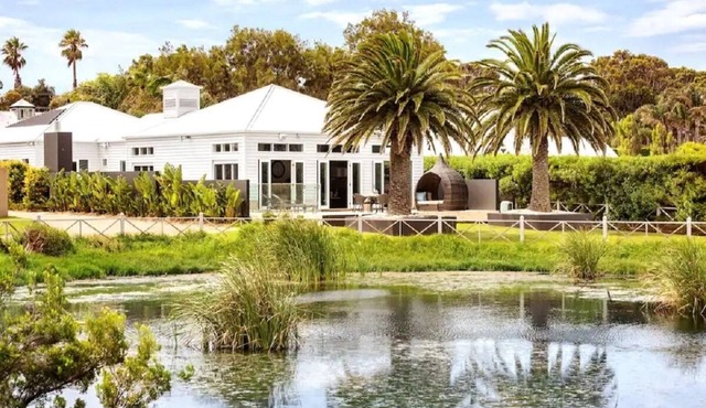 Luxurious Portsea Lakehouse