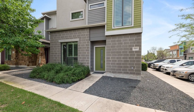 LUXURIOUS Posh Condo 3 Beds/3 Full Baths! Upscale Deco 5 Minutes From The Domain