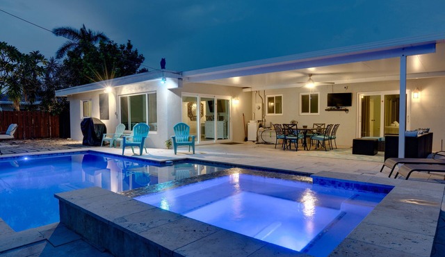 Luxurious private home with heated pool & spa . Five min to beach. Work space