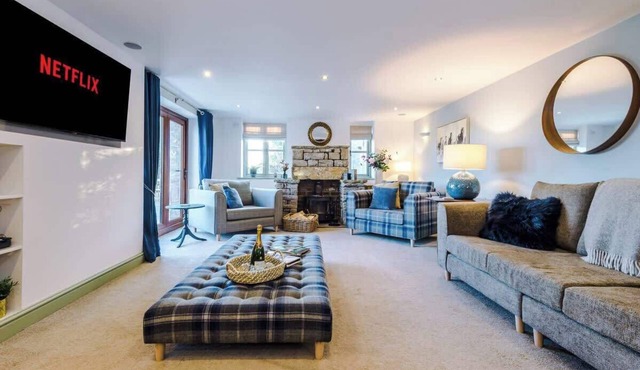 Luxurious & Private Home w/Hot Tub & Log Burner!