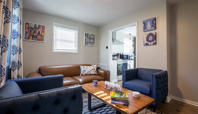 Luxurious Private Cottage - Walk to Downtown Apex
