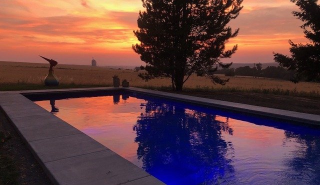 Luxurious, private country estate - 5 min. from downtown, wineries & outdoor rec