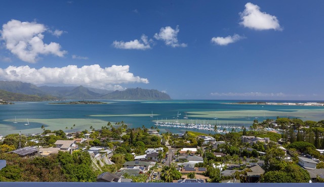 Luxurious, Private Hilltop Retreat with Postcard View - minutes to Kailua Beach