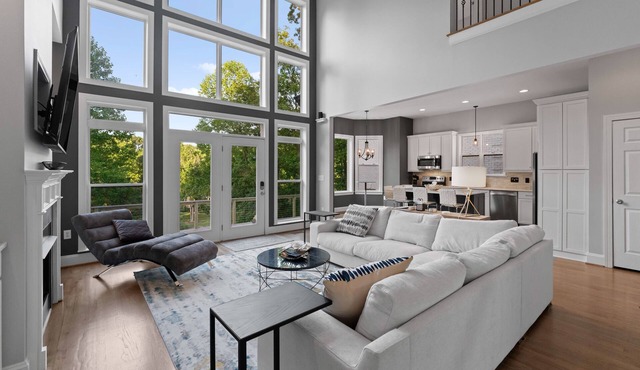 Luxurious & Private Lake Front Home! Renovated! Close to shopping & restaurants