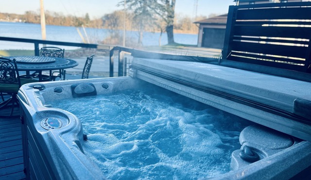 Luxurious private Portage Lakes home lake access 3 bd Oasis Hottub pet friendly!