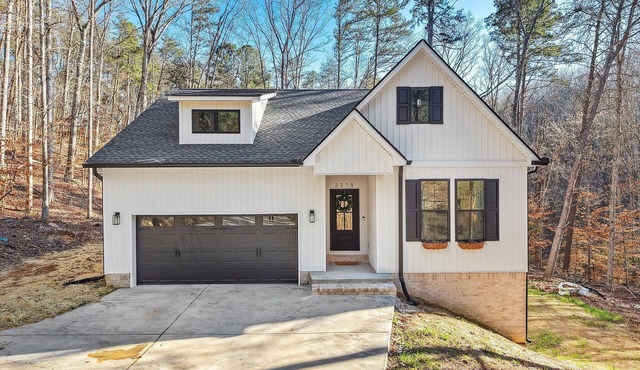 Luxurious Private Retreat: 3-Bedroom Haven