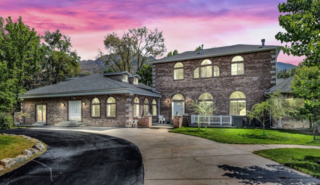 Luxurious Private Estate with Hot Tub. Game Room, Grand Piano- Near Ski Resort