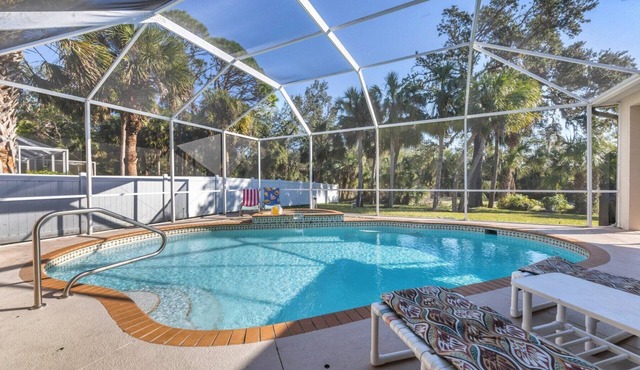 Luxurious Private Villa, Large Heated pool, 1 mile to beach, 3 King Beds, Wi-fi