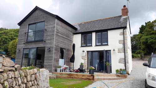 Luxurious property set in the heart of Cornwall with breathtaking views -Rhubarb Cottage