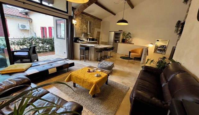 Luxurious Provencal apartment, charming terrace & calm. Village center Eyragues