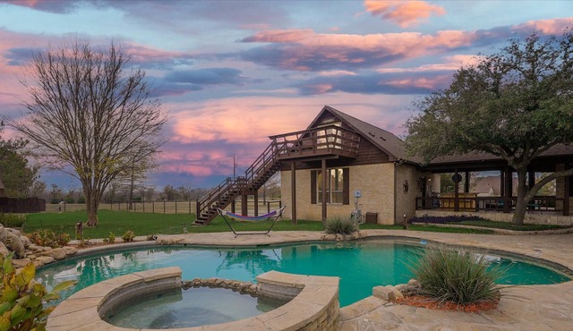 Luxurious Ranch Style Home w Oasis Backyard & Pool