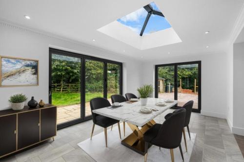 Luxurious Relaxing 5 Bed House for great comfort