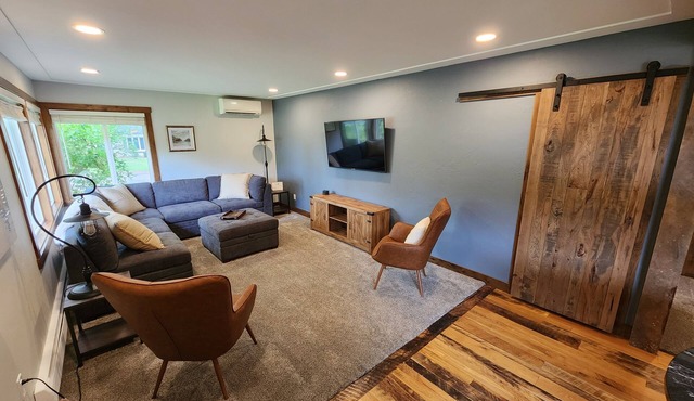 Luxurious remodel near historic downtown Hudson!