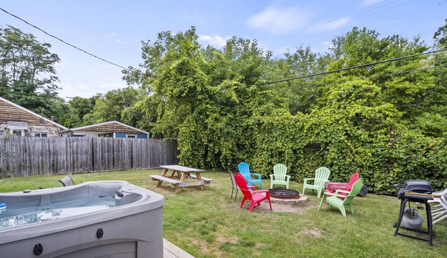 Luxurious Remodeled 4BR Cottage w/ Hot Tub, Golf Cart, Kayaks, Arcade Game!