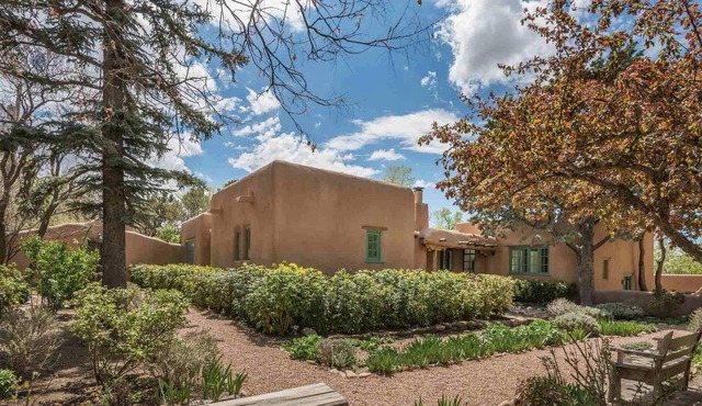 Luxurious Remodeled Adobe Compound in Historic Eastside, 4 min walk to Canyon Rd