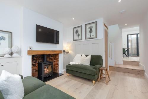 Luxurious renovated cottage with log burner