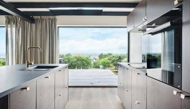 Luxurious Renovated Vacation Home and Sea View