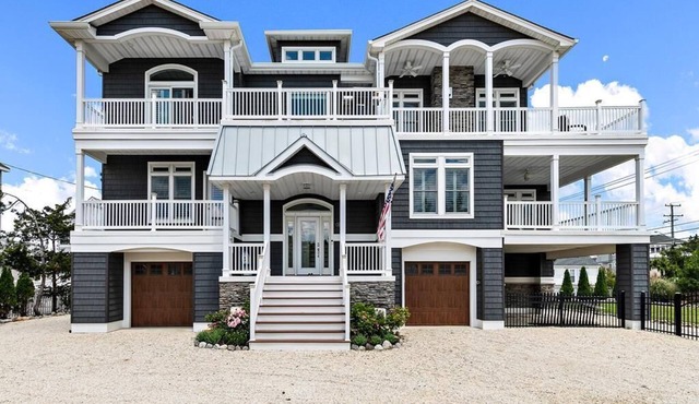 Luxurious rental short walk to beach or Bay