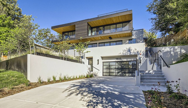Luxurious Rental with Ideal Downtown Proximity - Stroll to Pearl Street and CU.
