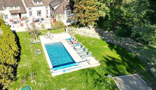 Luxurious residence swimming pool sauna pétanque billiards in magnificent listed village.