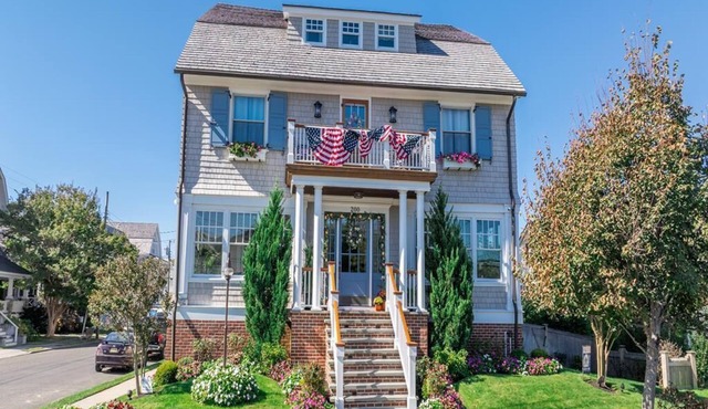 Luxurious Resort-like Pool and Patio, Ocean View, Easy walk to Downtown CM. 8 Bedrooms.