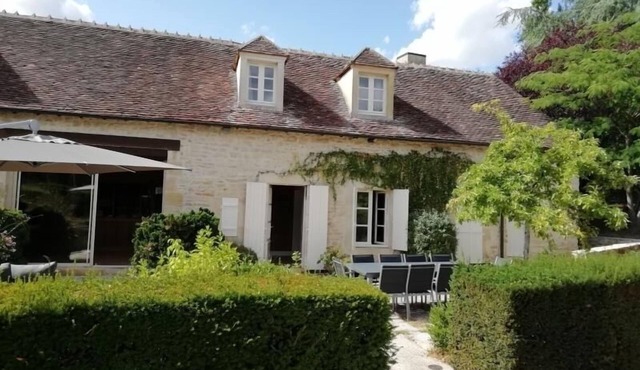 Luxurious Retreat: Spacious Home & Annex, Gardens, WiFi, Near Noirlac Abbey