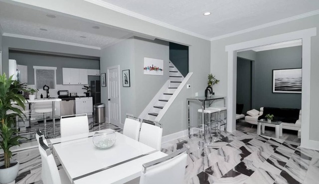 Luxurious Retreat - 2 mins to MetroHeath main campus - 6 bed 3 bath
