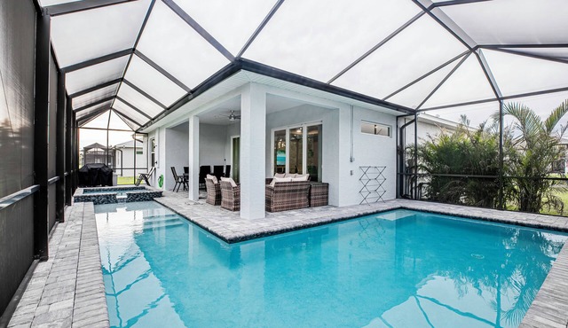 Luxurious Retreat 4BR/3.5 BA Heated pool/spa