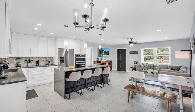 Luxurious Retreat for up to 10 Guests near Beach