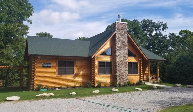 Luxurious Retreat in A Spacious Cabin near Big Cedar and Branson