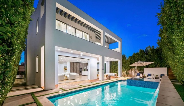 Luxurious Retreat - Modern House+Pool 4 bed/5 Bath