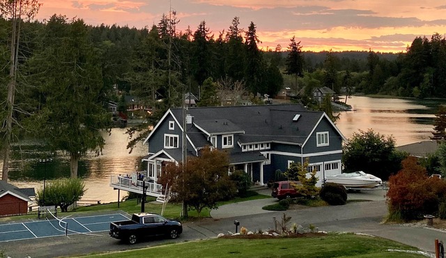 Luxurious Retreat on Wollochet Bay