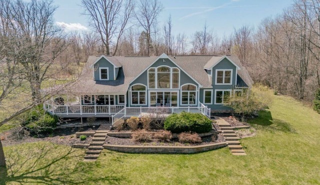 Luxurious Retreat Spacious with Deck BBQ Grill