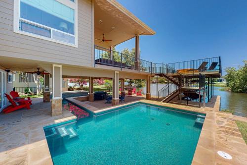Luxurious Retreat on Lake LBJ Pool, Hot Tub, Dock