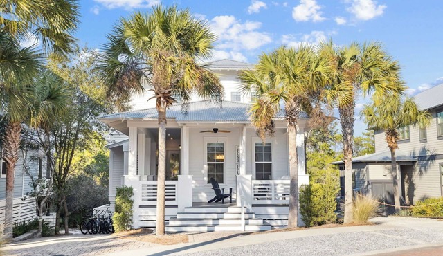 Luxurious Retreat with screened porch, chef's kitchen, 6 bikes, near Lagoon Pool