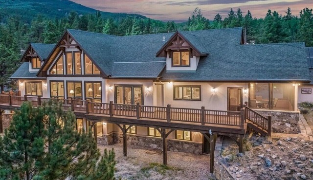 Luxurious retreat with grand views of Twin Lakes and the Sawatch Mountain Range
