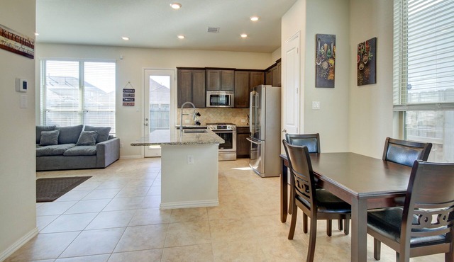 Luxurious Richmond Townhouse - 3 BR, Fenced Yard, Family-Friendly!