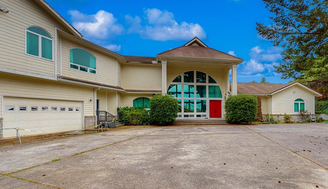 Luxurious Riverfront House w/River Views, Private Sauna, Pool Table, & Free WiFi