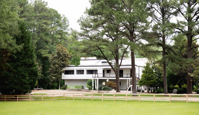 Luxurious riverfront Manor with 6 bedrooms and WiFi, AC in fabulous Midlothian