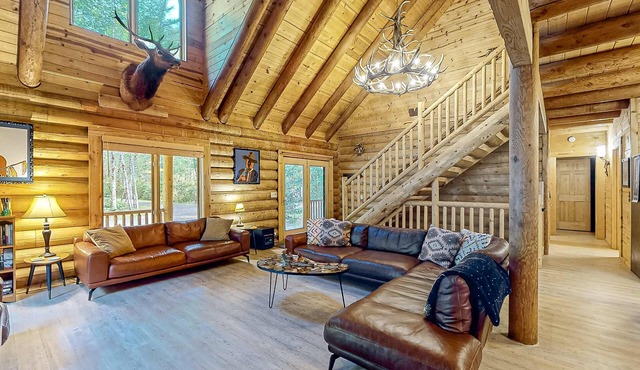 Luxurious riverfront log cabin with firepit, fireplace, & breathtaking scenery