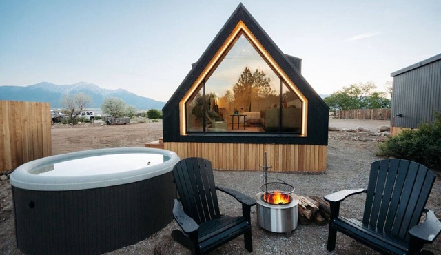 Luxurious, Riverside Chalet! Romantic Mountain Views