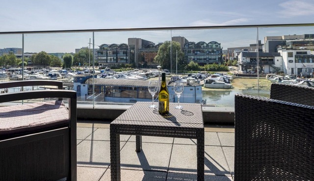 Luxurious Riverside View Apartment/Pass The Keys