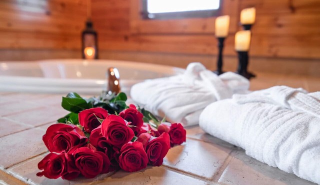Luxurious, Romantic, Cozy Cabin/Great Reviews/Close to Town/Clean/Hot tub!
