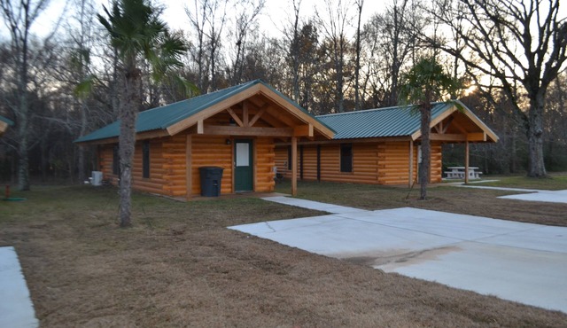 Luxurious Romantic Log Cabin North of Shreveport